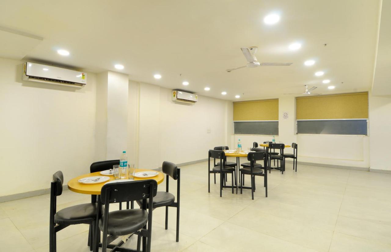 The Red York Hotel Ghaziabad Exterior photo