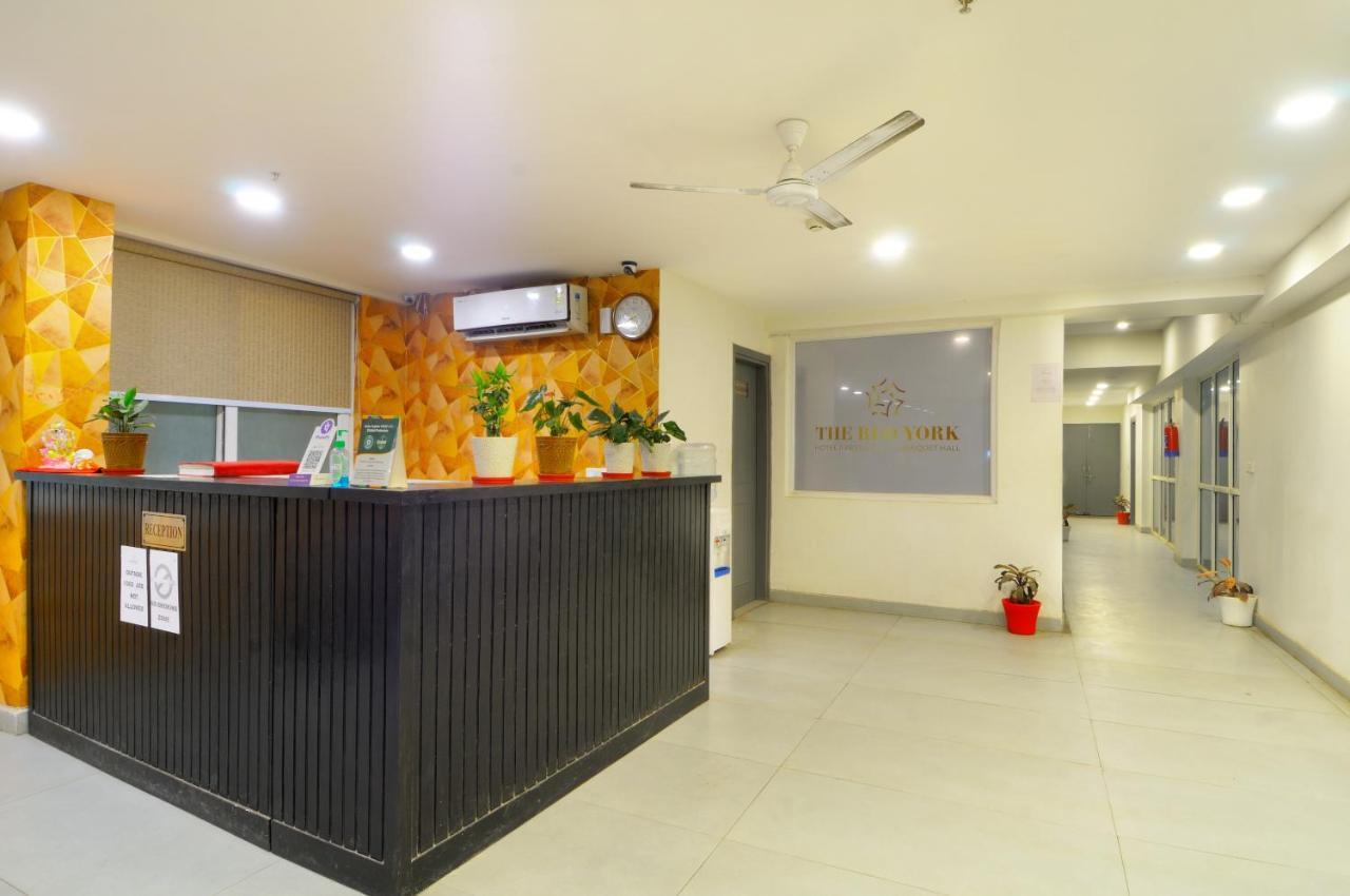 The Red York Hotel Ghaziabad Exterior photo