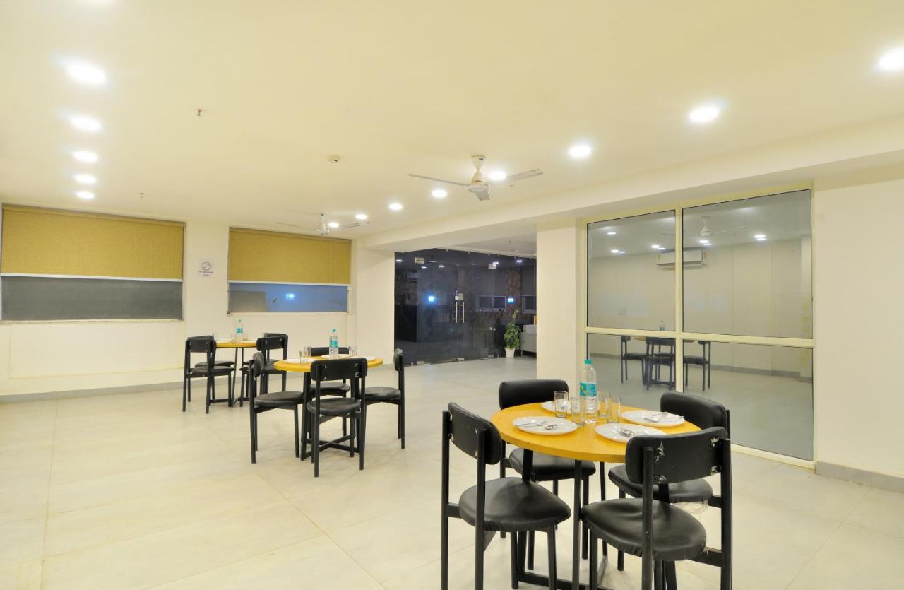 The Red York Hotel Ghaziabad Exterior photo